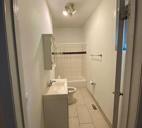 4th image of 4020 N Clarendon Ave APT 1R