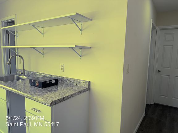 5th image of 903 Burr St