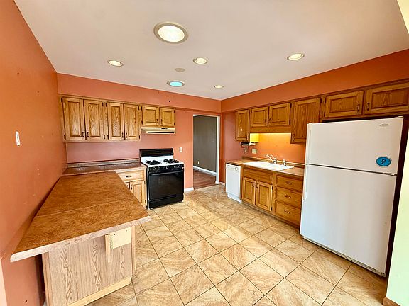 4th image of 402 Elmwood Dr