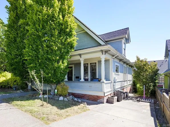 847 Carrie St, Esquimalt, BC V9A 5R5