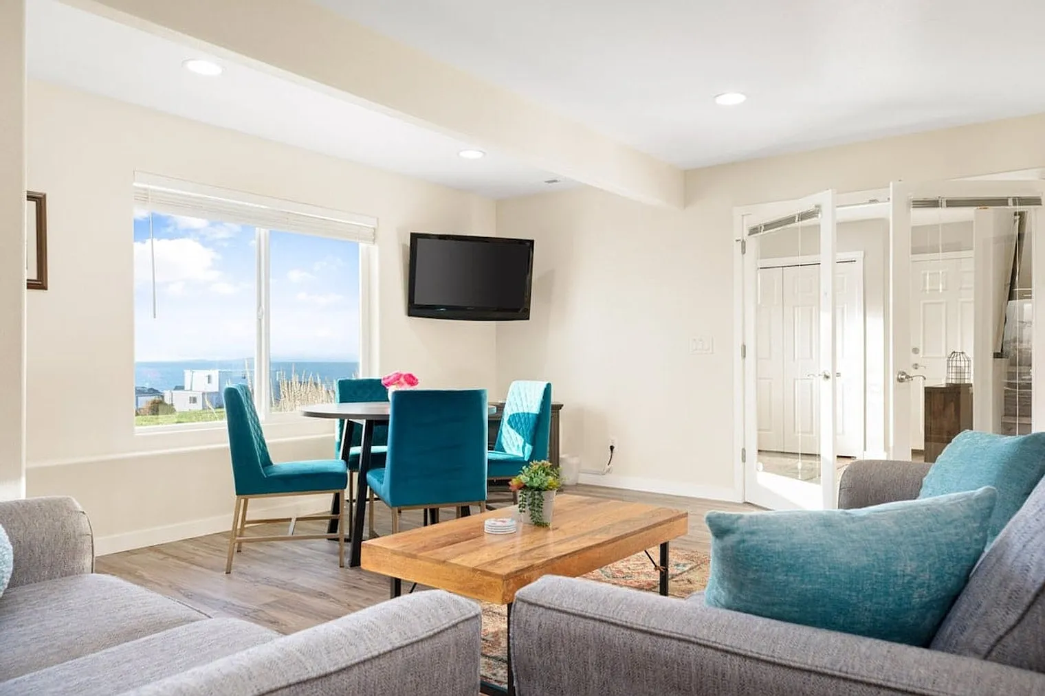 4 bed, 2.5 bath, $6,441 — Photo 4