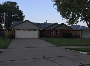 613 Greenbriar Rd, Ponca City, OK 74601