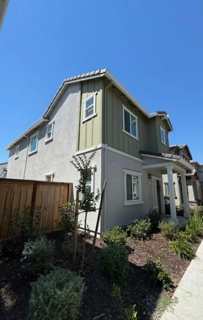 Beautiful 3 bed 2 bath in Roseville! — Photo 2