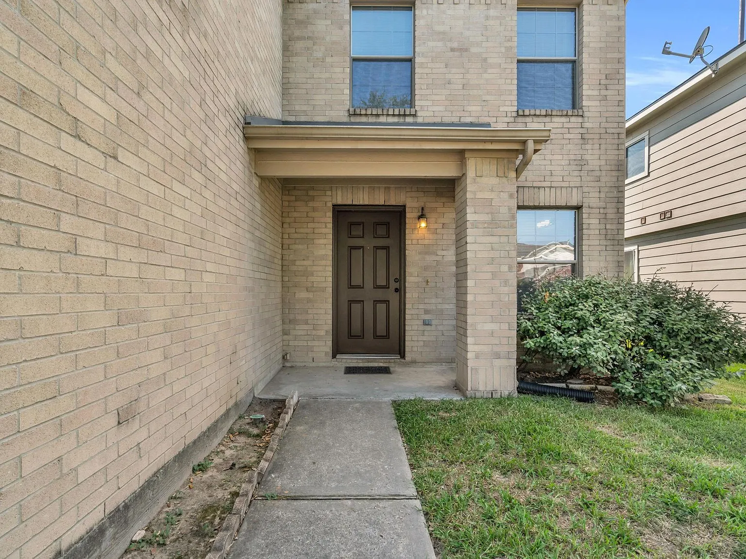 4 bed, 2.5 bath, 1858 sqft, $1,895 — Photo 2