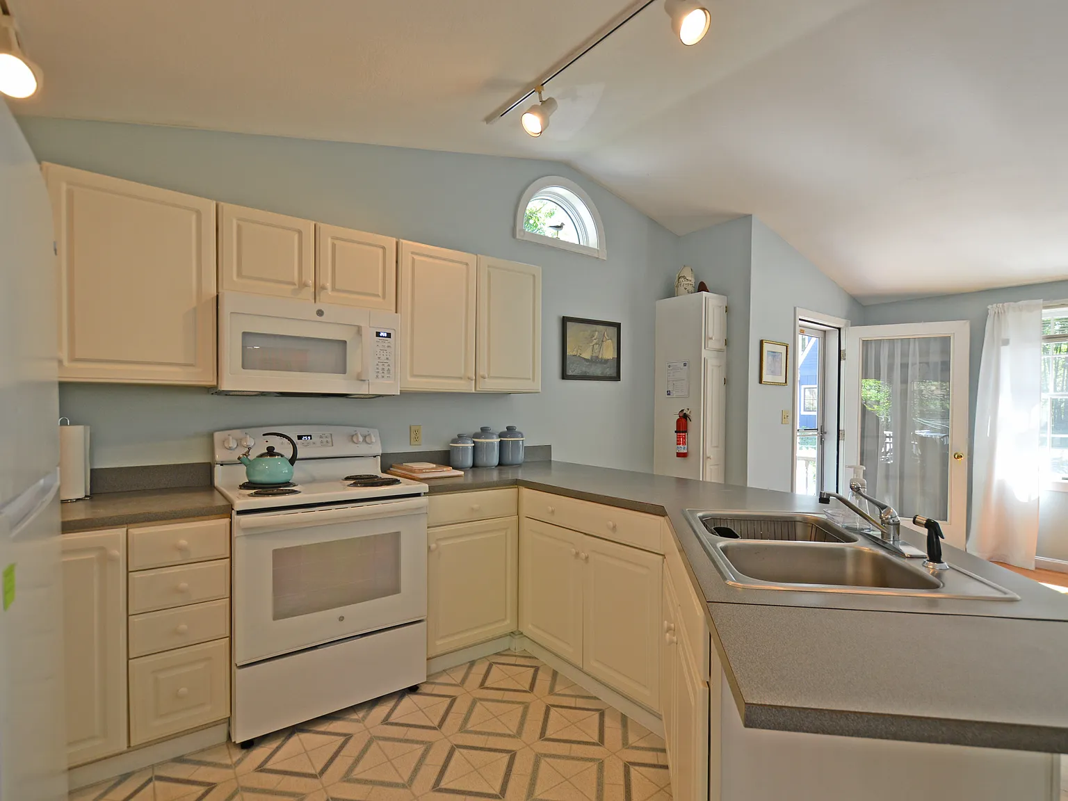 2 bed, 823 sqft, $1,900 — Photo 4