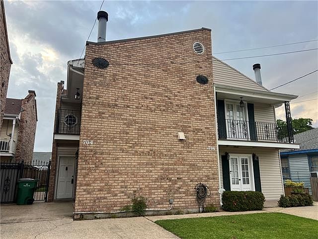 1st image of 704 Waltham St