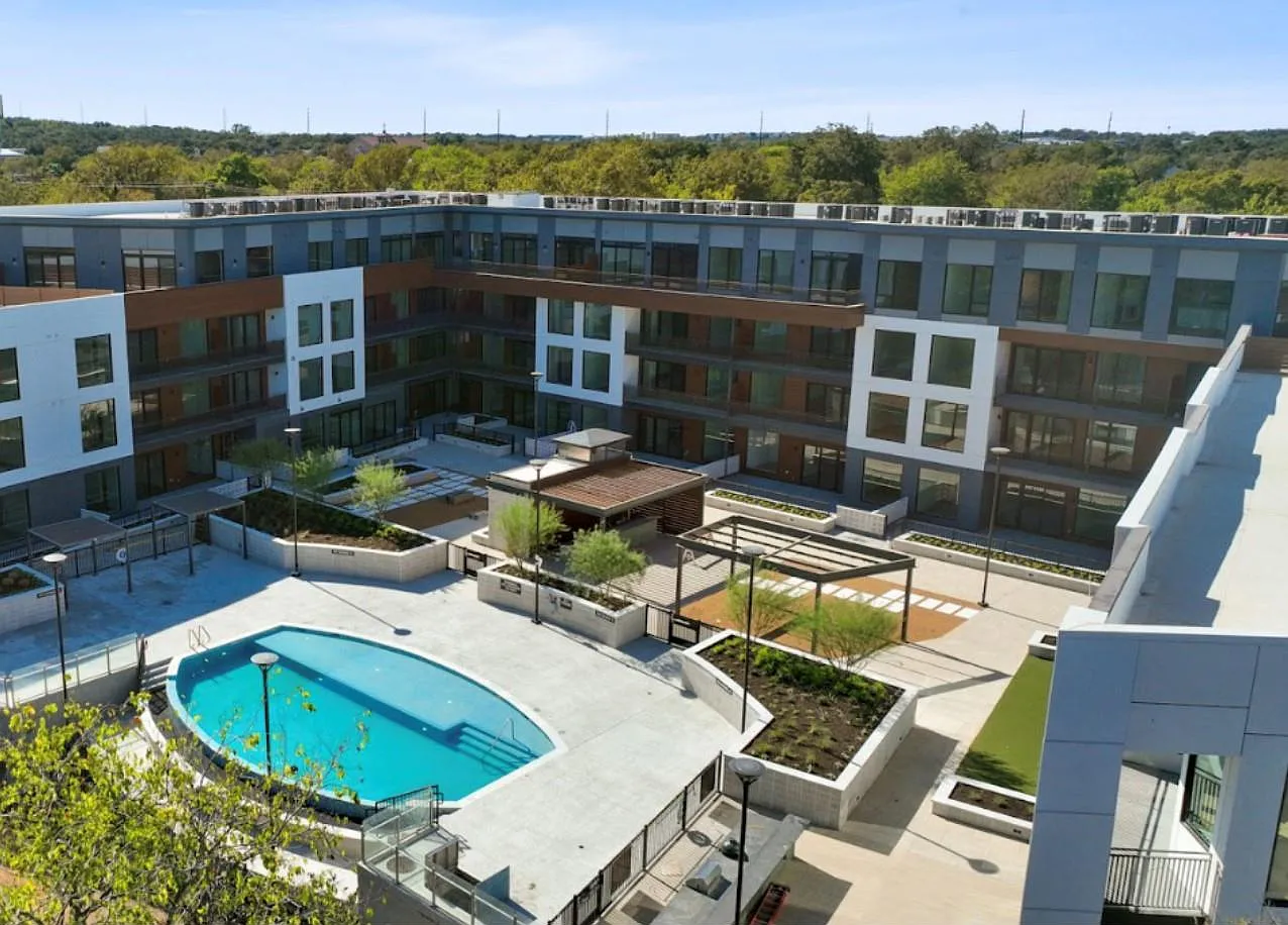1 bed, 1.0 bath, 819 sqft, $2,850 — Photo 2