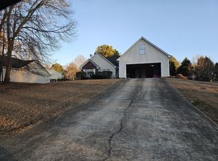 1410 White Oak Dr, Winder, GA 30680