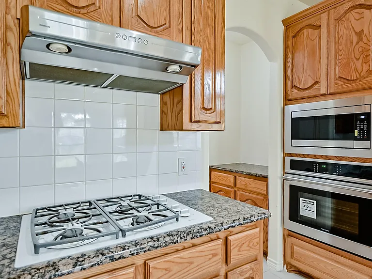 2716 Eastland Dr — Photo 14