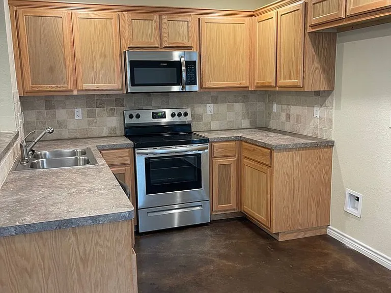 908 E Avenue B — Photo 3