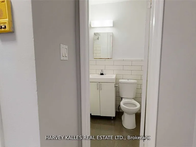 4 Greentree Ct #B3 — Photo 12