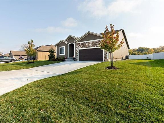 2nd image of 1211 SE Fawn Ln