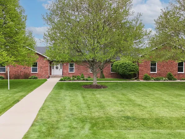 100 Oriole Dr, Le Roy, IL 61752