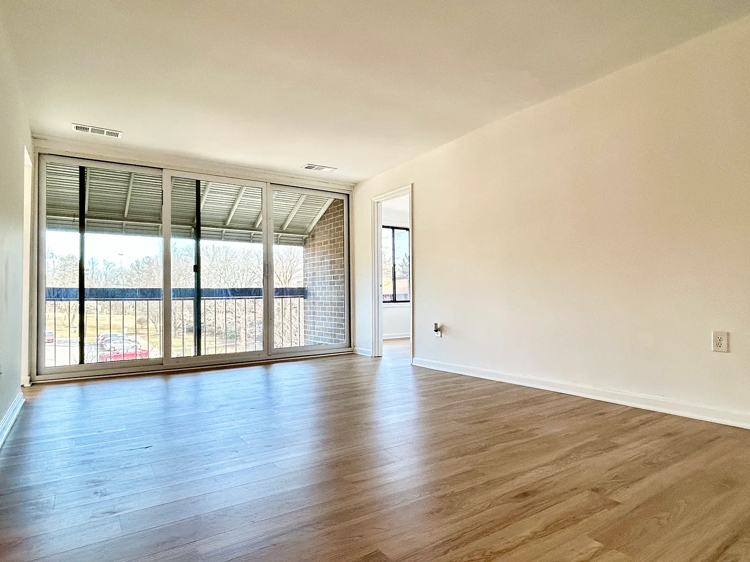 3 bed, 1082 sqft, $1,950 — Photo 3
