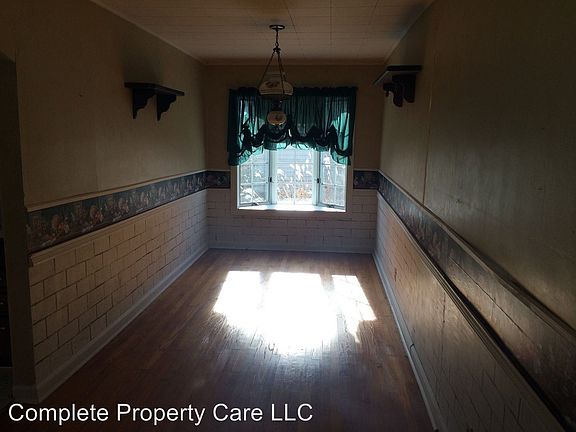 3rd image of 1704 N Alden Rd