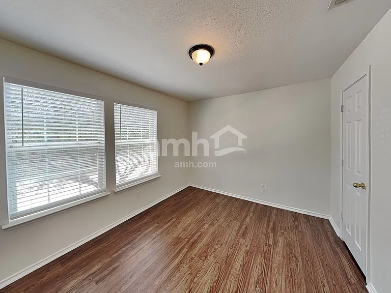 8802 Mission Mdw — Photo 19