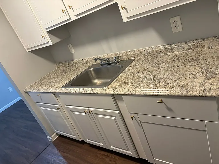 Riley Realty Apartments — Photo 10