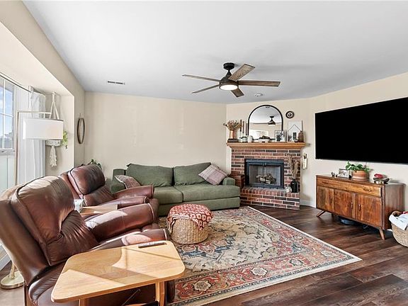 3rd image of 1113 Foxridge Dr