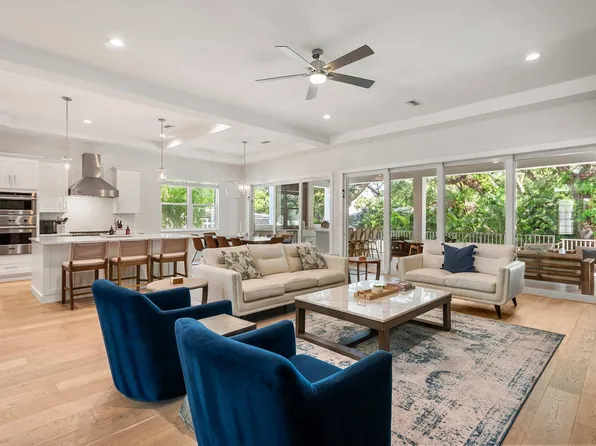 1537 Siesta Dr #Id1643122p, Sarasota, FL 34239