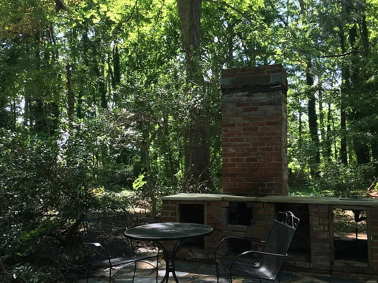 Outdoor fire pit and patio area great for entertaining!