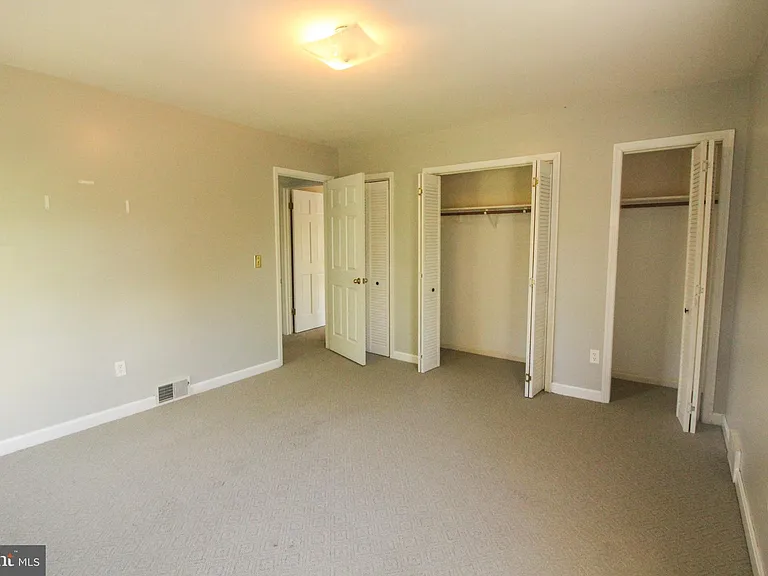 11 Hickory Ln — Photo 42