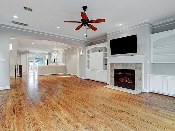 3rd image of 1013 Crocker St