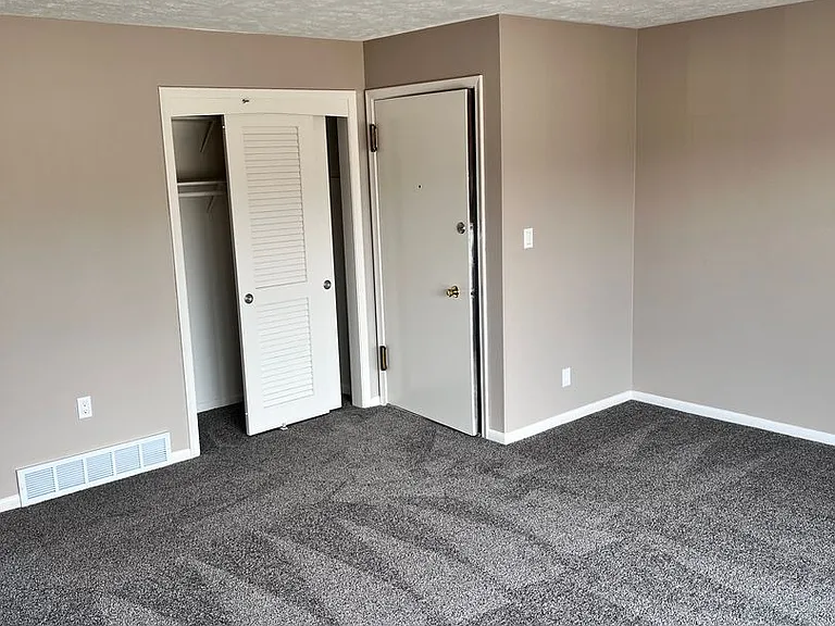 Bristol Square Apartments — Photo 132