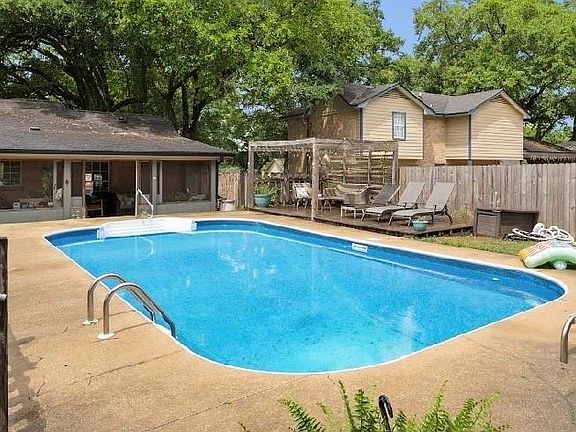 3rd image of 7201 Pecan Terrace Dr