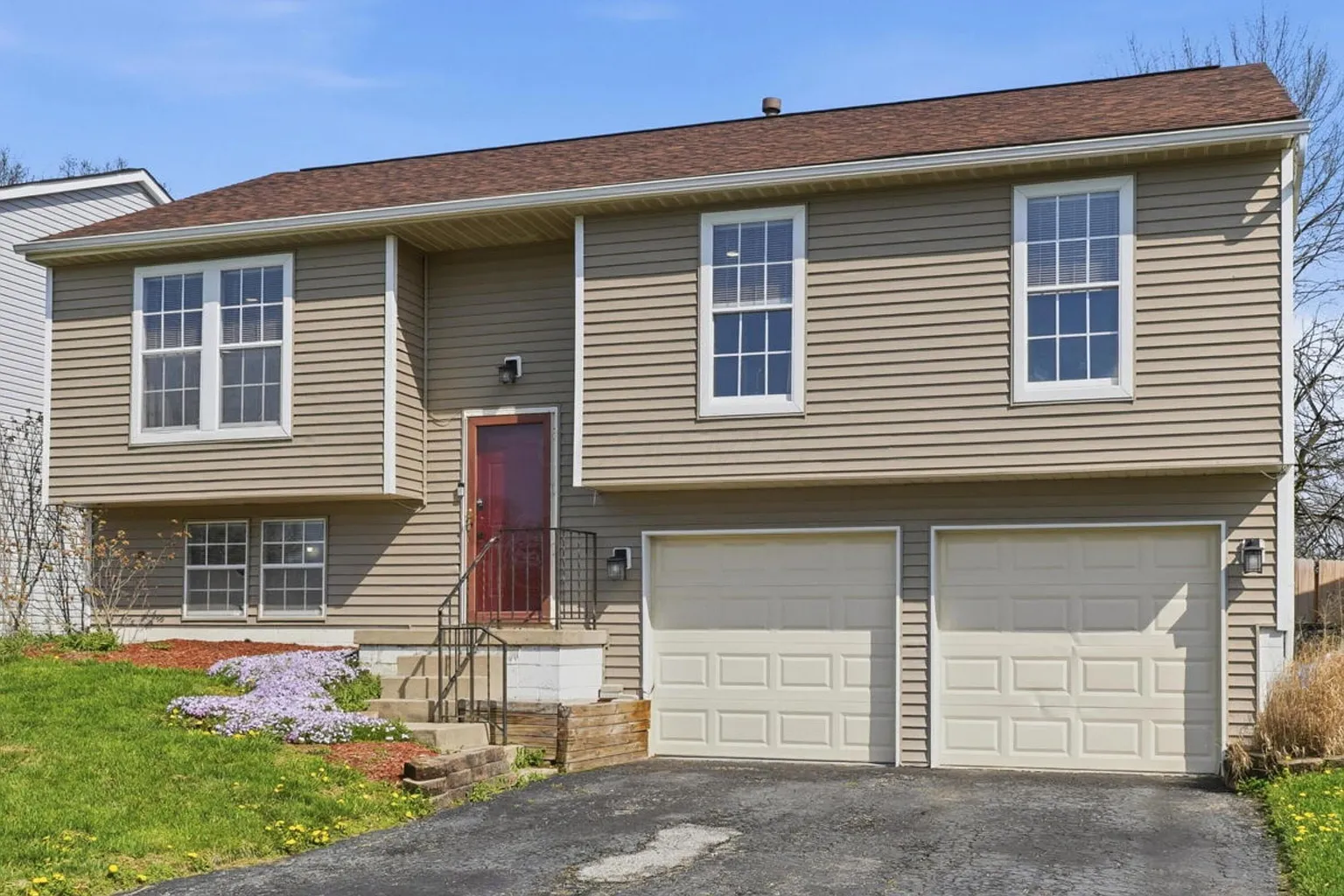 492 Courtright Dr photo 1