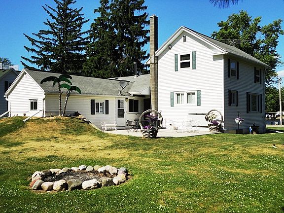 Firepit & Patio Area