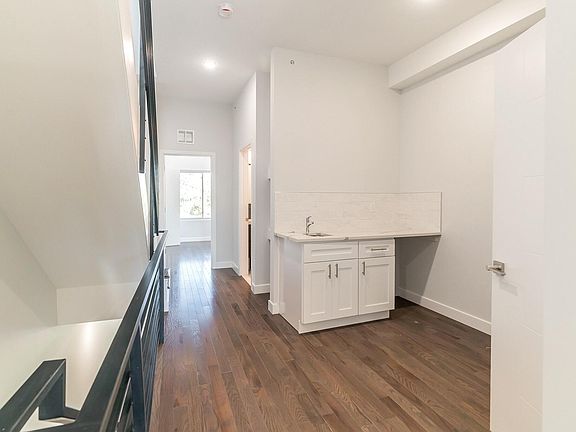 3rd image of 2247 N Franklin St #2