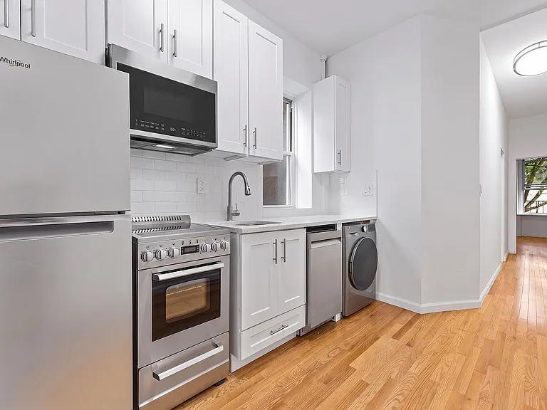44 Perry St #3W — Photo 6