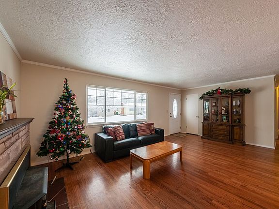 3rd image of 3031 W Rosewood Ave
