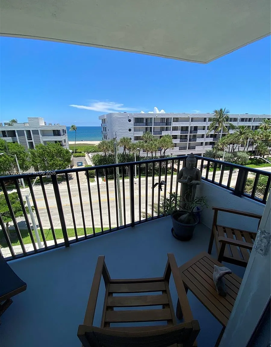 2 bed, 2.0 bath, 1338 sqft, $4,700 — Photo 2
