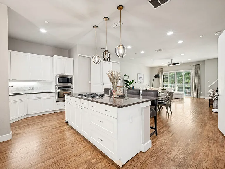 3205 State St #10 — Photo 3