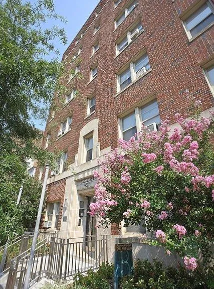 Shoremeade Apartments — Photo 1