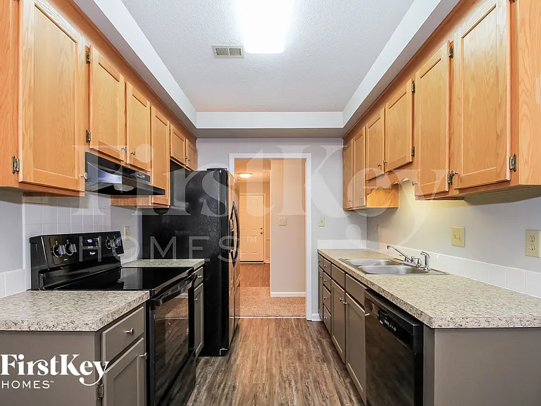 2055 Ardmore Village Ln — Photo 9