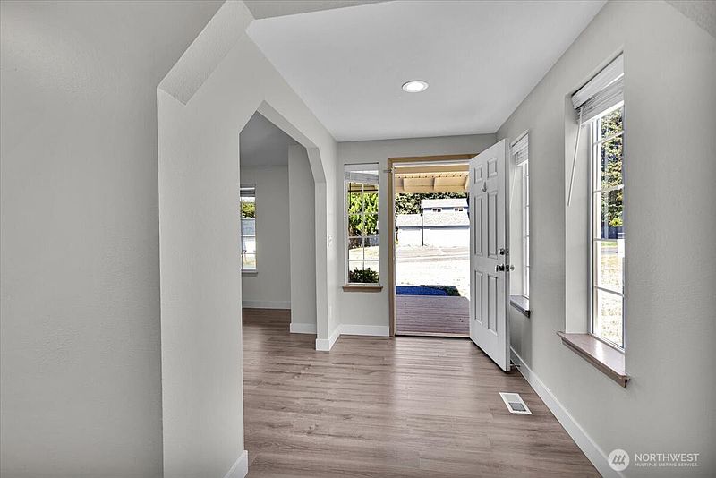 4th image of 814 291st Street E