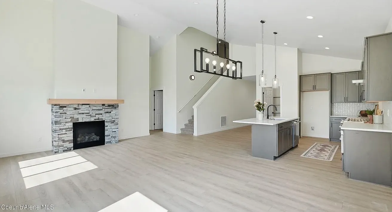 4 bed, 2443 sqft, $4,995 — Photo 4