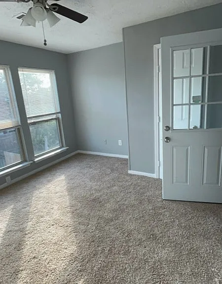 912 Macclesby Ln — Photo 3