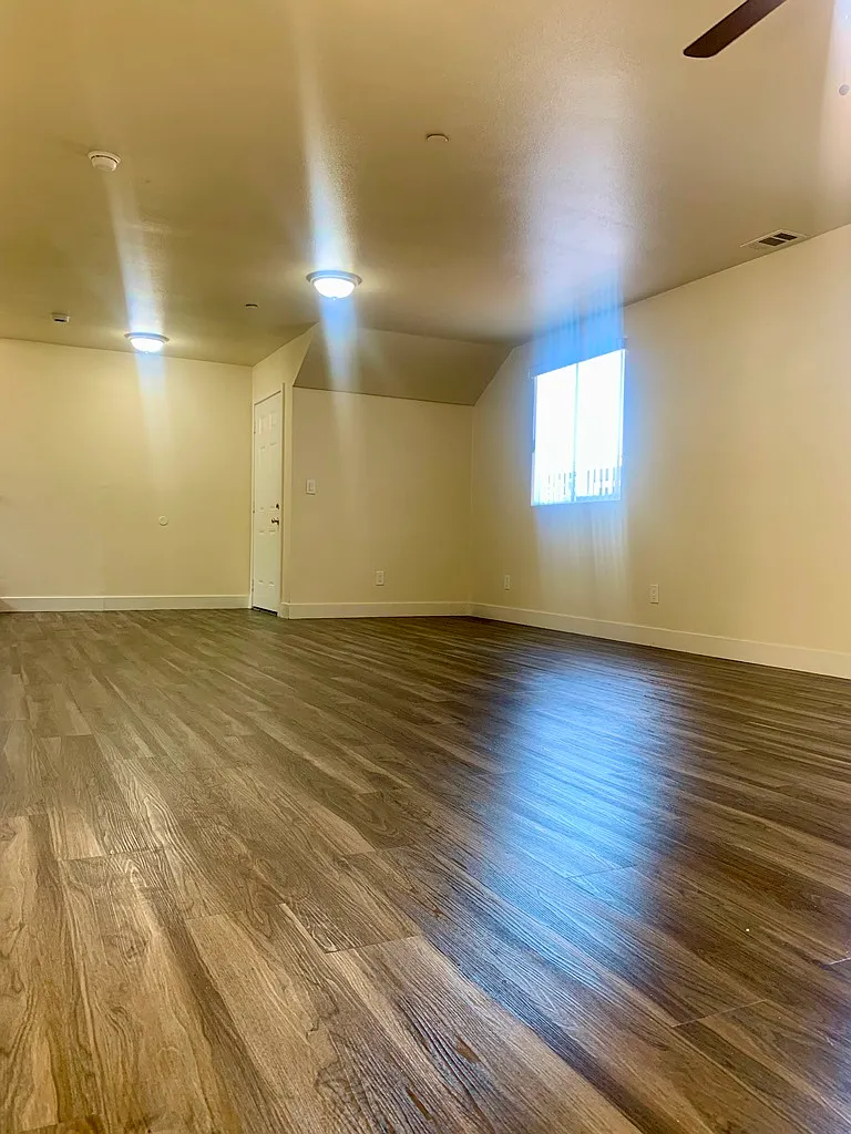 5 bed, 1862 sqft, $4,200 — Photo 2