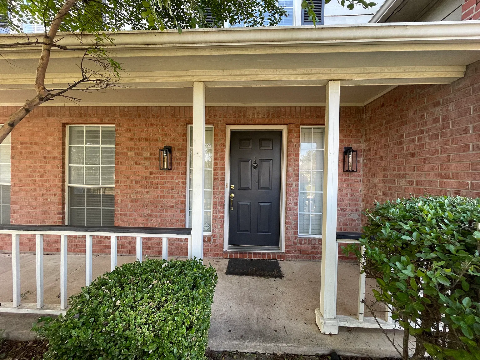 4 bed, 2.5 bath, 2500 sqft, $1,900 — Photo 2