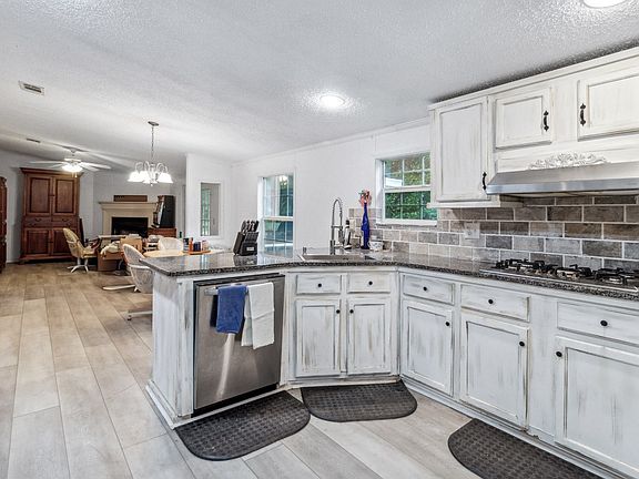 4th image of 541 SE Sharon Ln