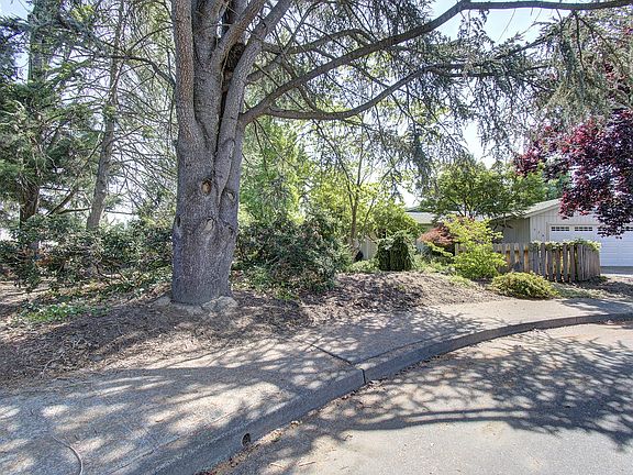 5th image of 528 NE 37th Ave
