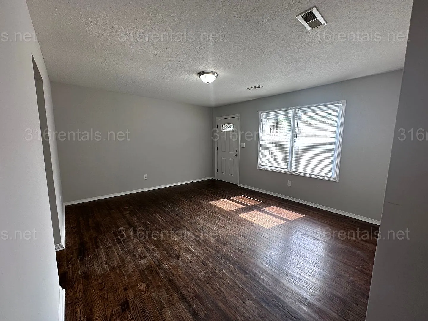 $950 - 2 bedroom / 1 bathroom - Home with a fenced yard and garage! — Photo 3