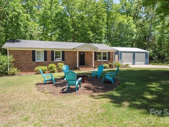 1122 Pine Knot Ct, Clover, SC 29710