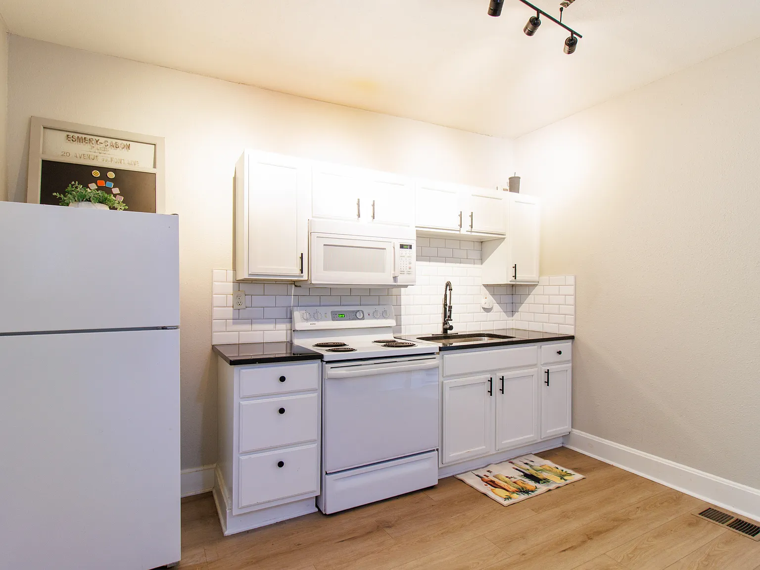 1 bed, 1.0 bath, 399 sqft, $995 — Photo 3