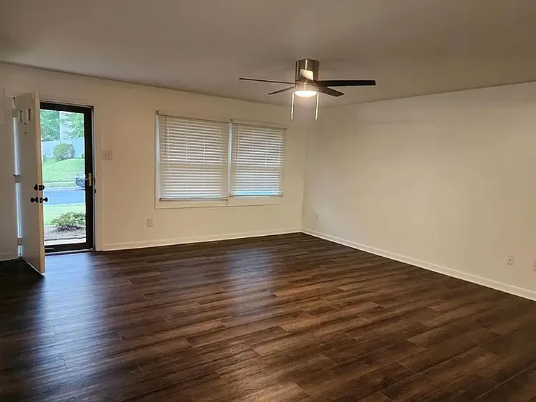 7895 Pavilion Dr — Photo 10