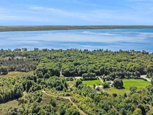 8084 Broken Rdg E, Harbor Springs, MI 49740
