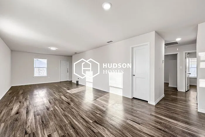 7031 Phoenix Dr — Photo 3